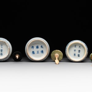 Three Chinese blue, white and copper-red snuff bottles, 19/20th C. — photo 6