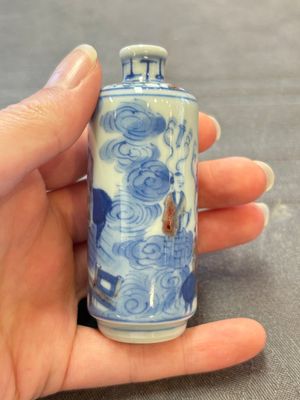 Three Chinese blue, white and copper-red snuff bottles, 19th C. — photo 11
