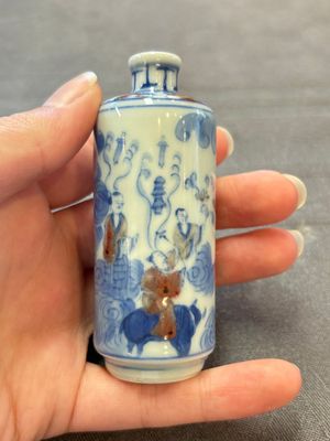 Three Chinese blue, white and copper-red snuff bottles, 19th C. — photo 12
