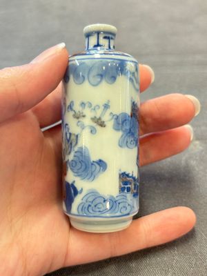 Three Chinese blue, white and copper-red snuff bottles, 19th C. — photo 13