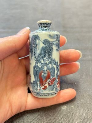 Three Chinese blue, white and copper-red snuff bottles, 19th C. — photo 16