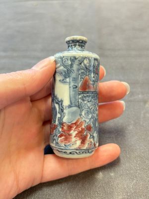 Three Chinese blue, white and copper-red snuff bottles, 19th C. — photo 17