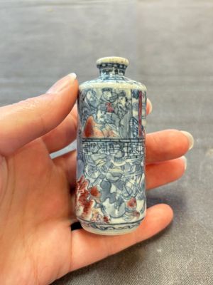 Three Chinese blue, white and copper-red snuff bottles, 19th C. — photo 18