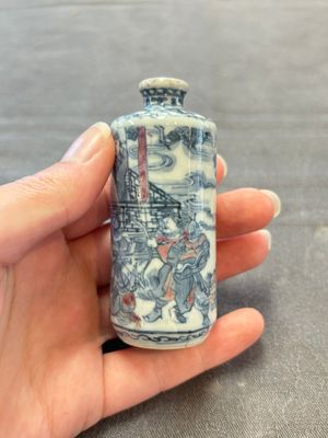 Three Chinese blue, white and copper-red snuff bottles, 19th C. — photo 19