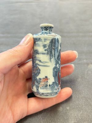 Three Chinese blue, white and copper-red snuff bottles, 19th C. — photo 20