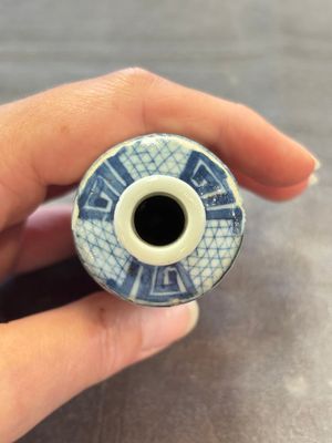 Three Chinese blue, white and copper-red snuff bottles, 19th C. — photo 7
