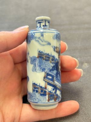Three Chinese blue, white and copper-red snuff bottles, 19th C. — photo 9