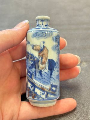 Three Chinese blue, white and copper-red snuff bottles, 19th C. — photo 10