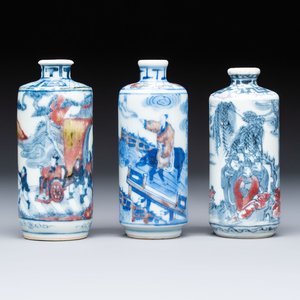 Three Chinese blue, white and copper-red snuff bottles, 19th C. — photo 1