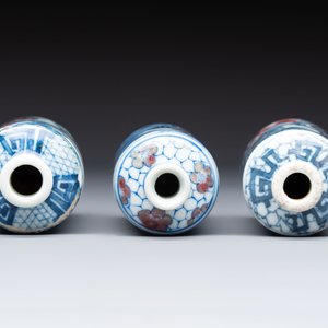 Three Chinese blue, white and copper-red snuff bottles, 19th C. — photo 5