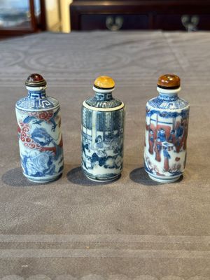 Three Chinese blue, white and copper-red snuff bottles, 19th C. — photo 1