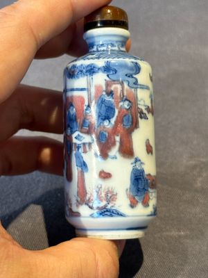 Three Chinese blue, white and copper-red snuff bottles, 19th C. — photo 14
