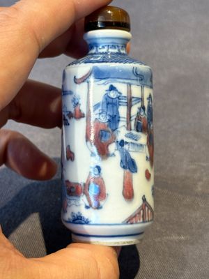 Three Chinese blue, white and copper-red snuff bottles, 19th C. — photo 15