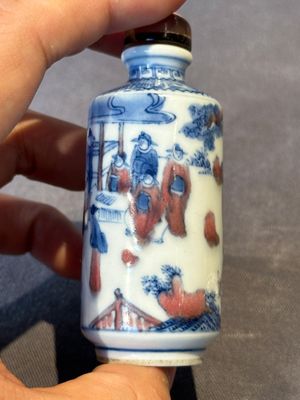 Three Chinese blue, white and copper-red snuff bottles, 19th C. — photo 16