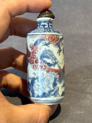 Three Chinese blue, white and copper-red snuff bottles, 19th C. — photo 2