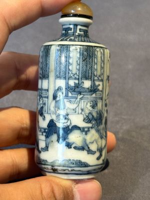 Three Chinese blue, white and copper-red snuff bottles, 19th C. — photo 22