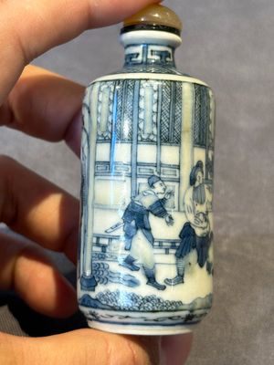 Three Chinese blue, white and copper-red snuff bottles, 19th C. — photo 23