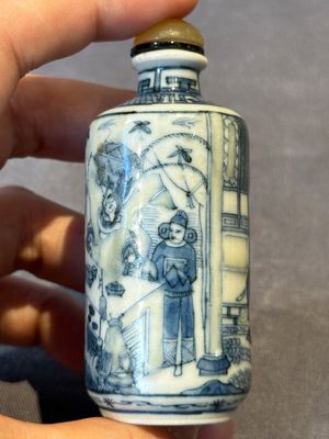 Three Chinese blue, white and copper-red snuff bottles, 19th C. — photo 24