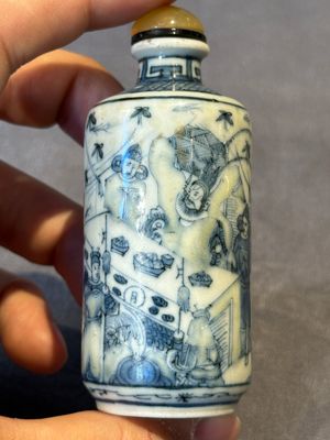 Three Chinese blue, white and copper-red snuff bottles, 19th C. — photo 25