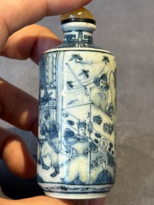 Three Chinese blue, white and copper-red snuff bottles, 19th C. — photo 26