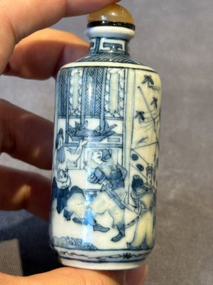 Three Chinese blue, white and copper-red snuff bottles, 19th C. — photo 27