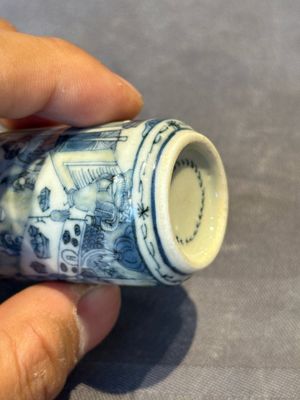 Three Chinese blue, white and copper-red snuff bottles, 19th C. — photo 30
