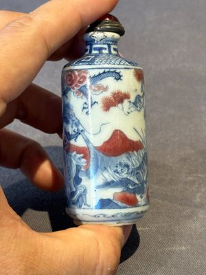 Three Chinese blue, white and copper-red snuff bottles, 19th C. — photo 3