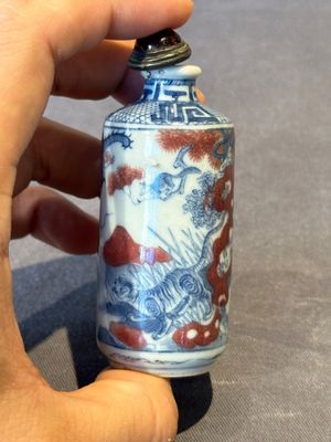 Three Chinese blue, white and copper-red snuff bottles, 19th C. — photo 4
