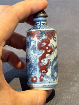 Three Chinese blue, white and copper-red snuff bottles, 19th C. — photo 5