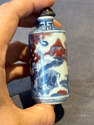 Three Chinese blue, white and copper-red snuff bottles, 19th C. — photo 6