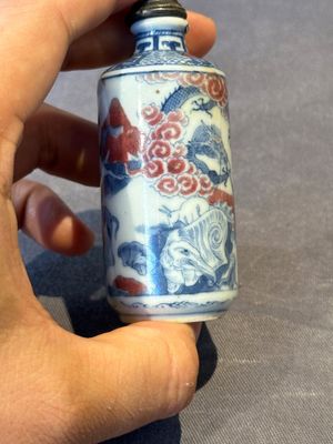 Three Chinese blue, white and copper-red snuff bottles, 19th C. — photo 7
