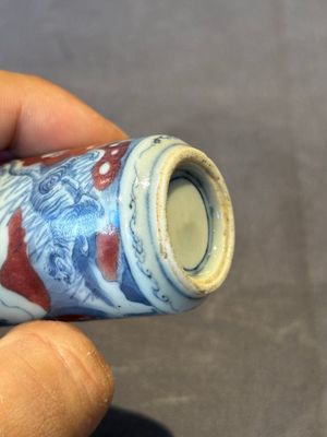 Three Chinese blue, white and copper-red snuff bottles, 19th C. — photo 10