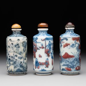 Three Chinese blue, white and copper-red snuff bottles, 19th C. — photo 2