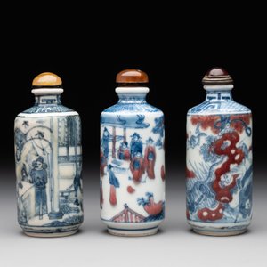 Three Chinese blue, white and copper-red snuff bottles, 19th C. — photo 3