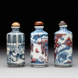 Three Chinese blue, white and copper-red snuff bottles, 19th C. — photo 4