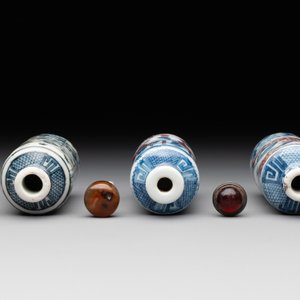 Three Chinese blue, white and copper-red snuff bottles, 19th C. — photo 5