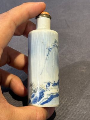 Three Chinese blue, white and copper-red snuff bottles and a blue and white snuff bottle, Qianlong mark, 19th C. — photo 11