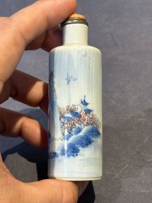 Three Chinese blue, white and copper-red snuff bottles and a blue and white snuff bottle, Qianlong mark, 19th C. — photo 12