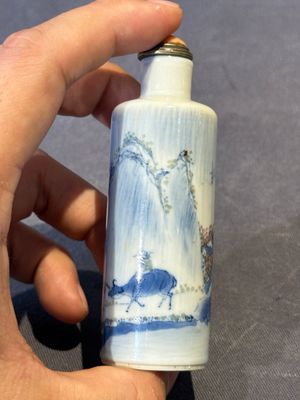 Three Chinese blue, white and copper-red snuff bottles and a blue and white snuff bottle, Qianlong mark, 19th C. — photo 13