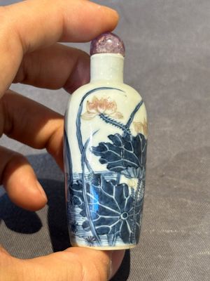 Three Chinese blue, white and copper-red snuff bottles and a blue and white snuff bottle, Qianlong mark, 19th C. — photo 20