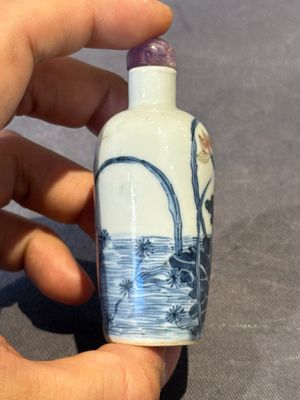 Three Chinese blue, white and copper-red snuff bottles and a blue and white snuff bottle, Qianlong mark, 19th C. — photo 21