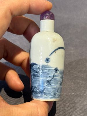 Three Chinese blue, white and copper-red snuff bottles and a blue and white snuff bottle, Qianlong mark, 19th C. — photo 22