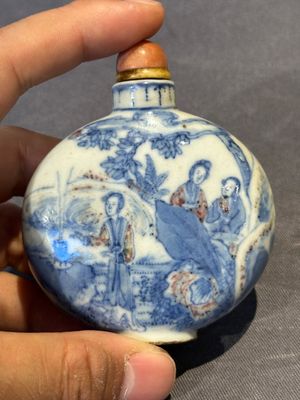 Three Chinese blue, white and copper-red snuff bottles and a blue and white snuff bottle, Qianlong mark, 19th C. — photo 29