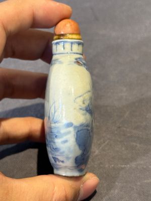 Three Chinese blue, white and copper-red snuff bottles and a blue and white snuff bottle, Qianlong mark, 19th C. — photo 30