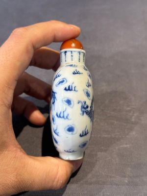 Three Chinese blue, white and copper-red snuff bottles and a blue and white snuff bottle, Qianlong mark, 19th C. — photo 3