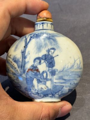 Three Chinese blue, white and copper-red snuff bottles and a blue and white snuff bottle, Qianlong mark, 19th C. — photo 31