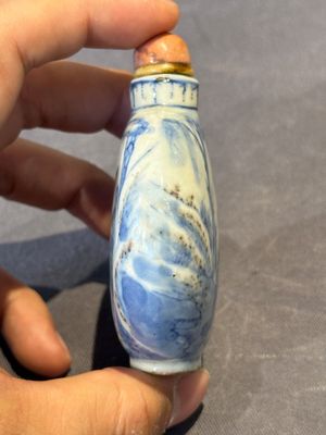 Three Chinese blue, white and copper-red snuff bottles and a blue and white snuff bottle, Qianlong mark, 19th C. — photo 32