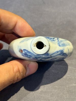 Three Chinese blue, white and copper-red snuff bottles and a blue and white snuff bottle, Qianlong mark, 19th C. — photo 33