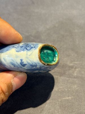 Three Chinese blue, white and copper-red snuff bottles and a blue and white snuff bottle, Qianlong mark, 19th C. — photo 35