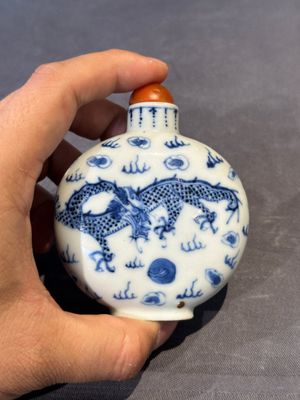 Three Chinese blue, white and copper-red snuff bottles and a blue and white snuff bottle, Qianlong mark, 19th C. — photo 4